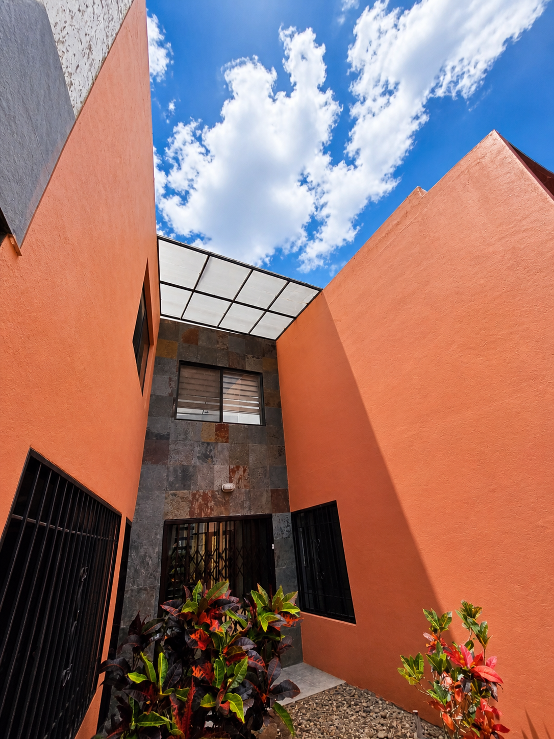 La casa bajo el cielo