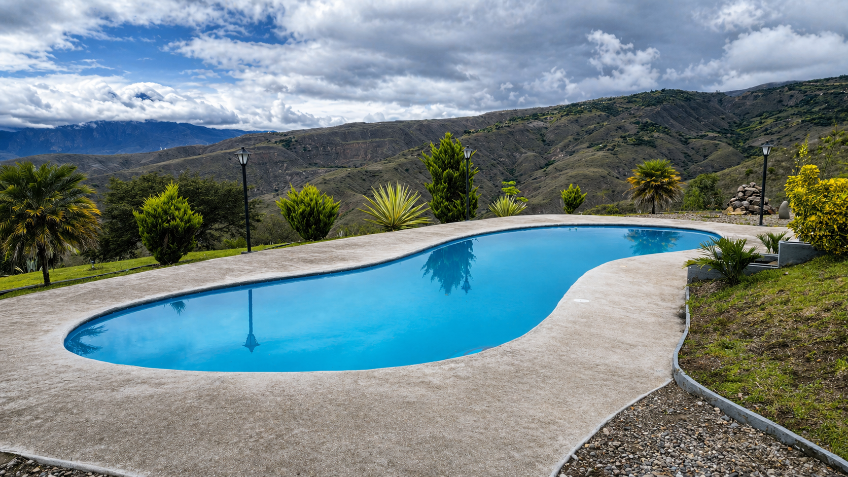 Piscina y áreas verdes