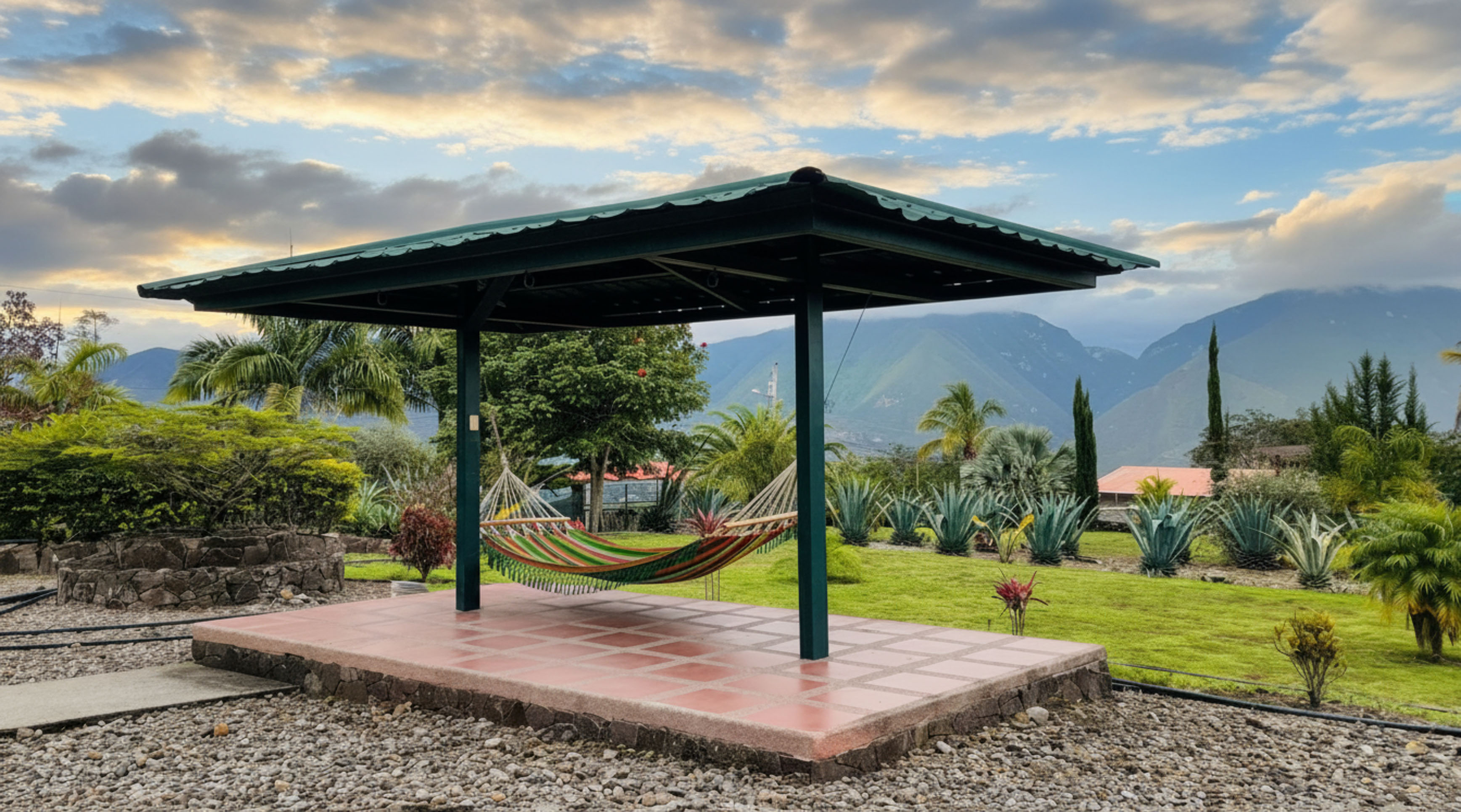 Vista desde la piscina hacia las montañas de Yunguilla